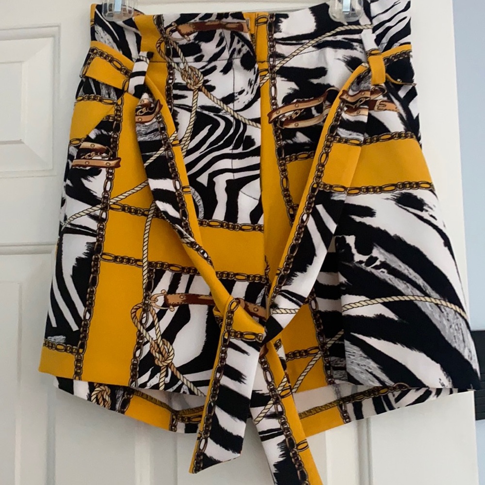 7th Avenue NY & Co yellow/black/white shorts